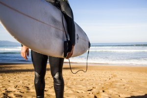 Surfista en la playa