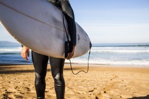 Surfista en la playa