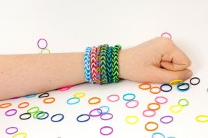 Pulsera de gomas de colores